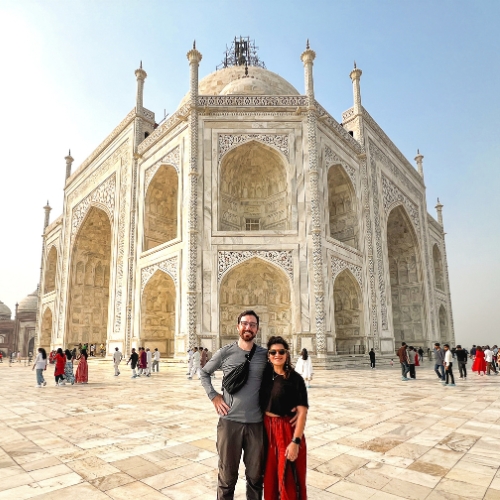 Cata e Davi diante do Taj Mahal na Índia