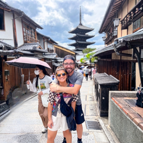 Cata e Davi em uma rua tradicional do Japão
