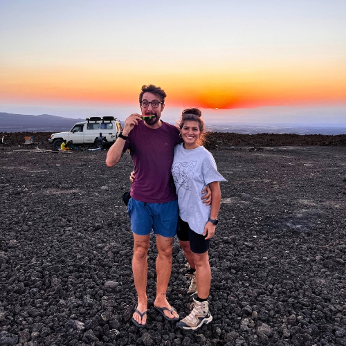 Cata e Davi durante uma viagem ao pôr do sol